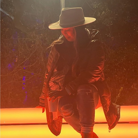 Like this Flyer to get notifications & JOIN OUR POSH SHOWS! 👛👝🎒👜🎀💕 - Picture 10 of 13